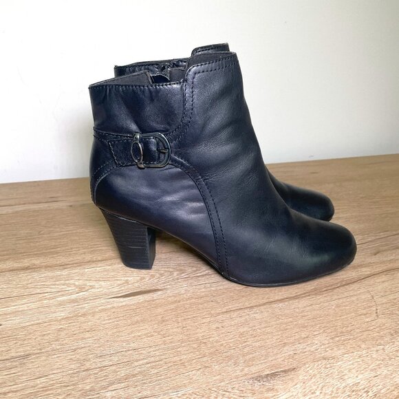 Women's Size 11 Clarks Black Leather Zip Up Heeled Ankle Bootie - Picture 1 of 10